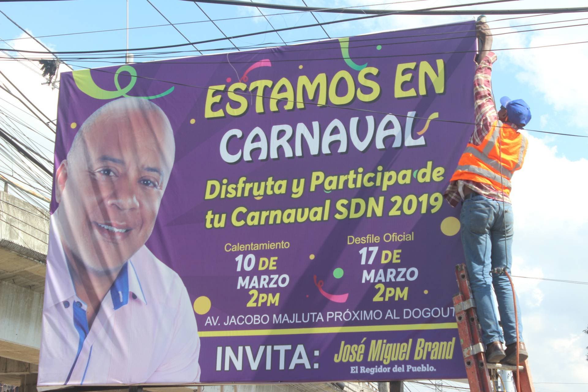 Regidor desmonta vallas en Santo Domingo Norte