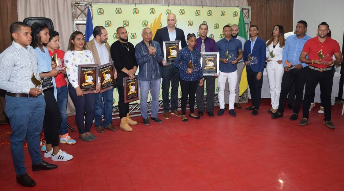 Club San Carlos premia jóvenes deportistas, emprendedores y personalidades de esa barriada