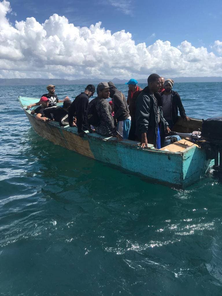 Atrapan 27 personas que iban de ilegales a Puerto Rico, incluyendo menor de 12 años
