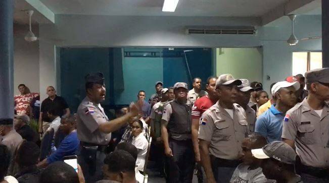Oficiales protestan en el Palacio de la Policía porque no fueron ascendidos aunque les correspondía