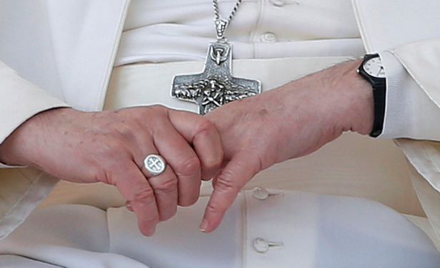 Video: Lo que dice el Papa tras no dejar que le besaran su anillo