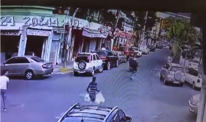Video: Asalta a mujer en frente de todos y huye en una moto
