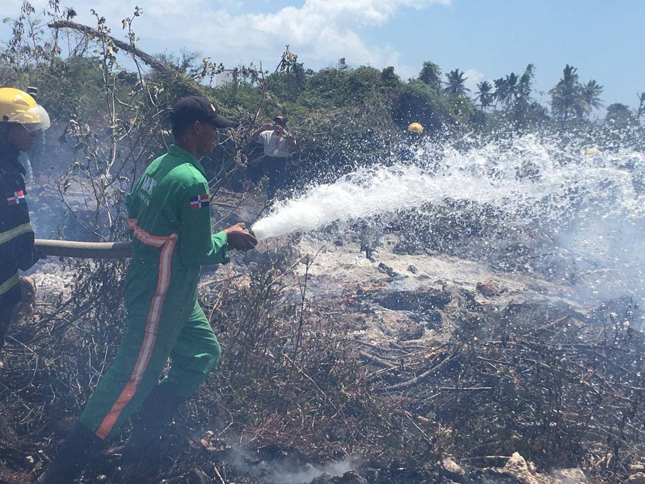 Camiones cisterna ayudan a MOPC sofocar incendio en  Cabeza de Toro