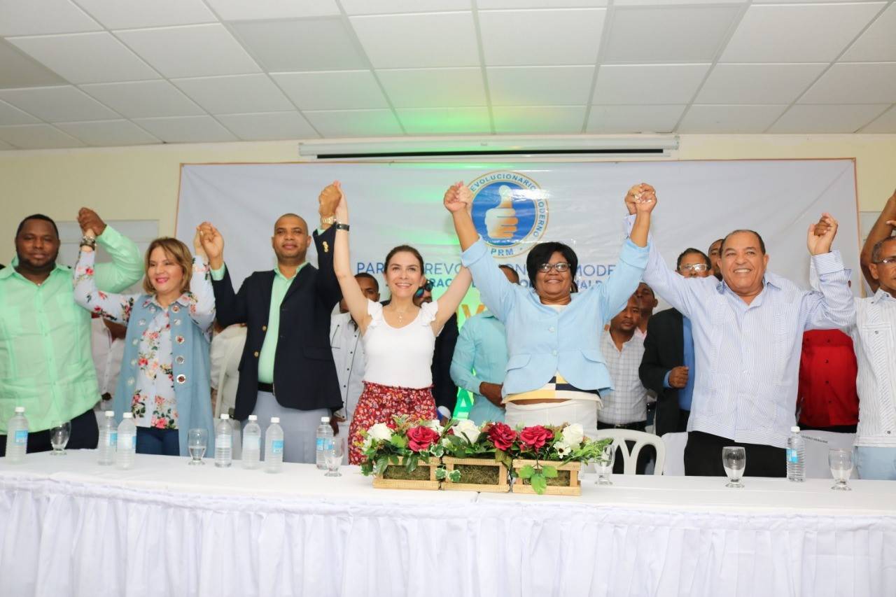 PRM juramenta a Melania Salvador y a Yanser Fernández, dirigentes provinciales del PRD