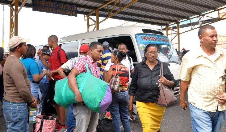 Pasajeros abarrotan terminales de autobuses por asueto de Semana Santa