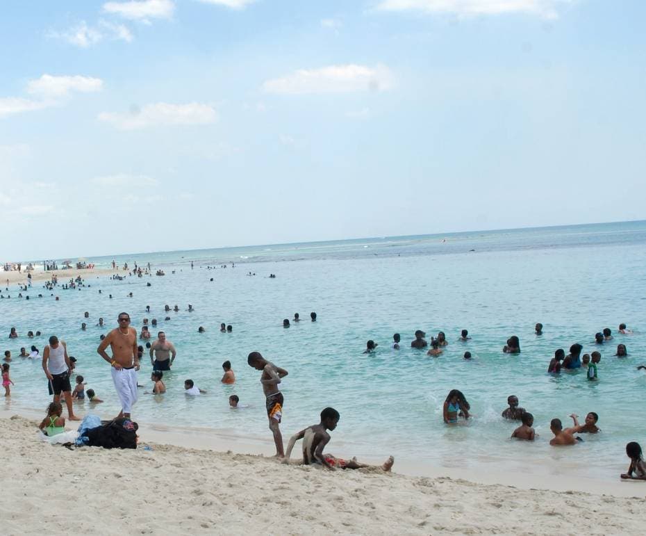 COE levanta restricciones uso de playas; 11 provincias aún bajo alerta