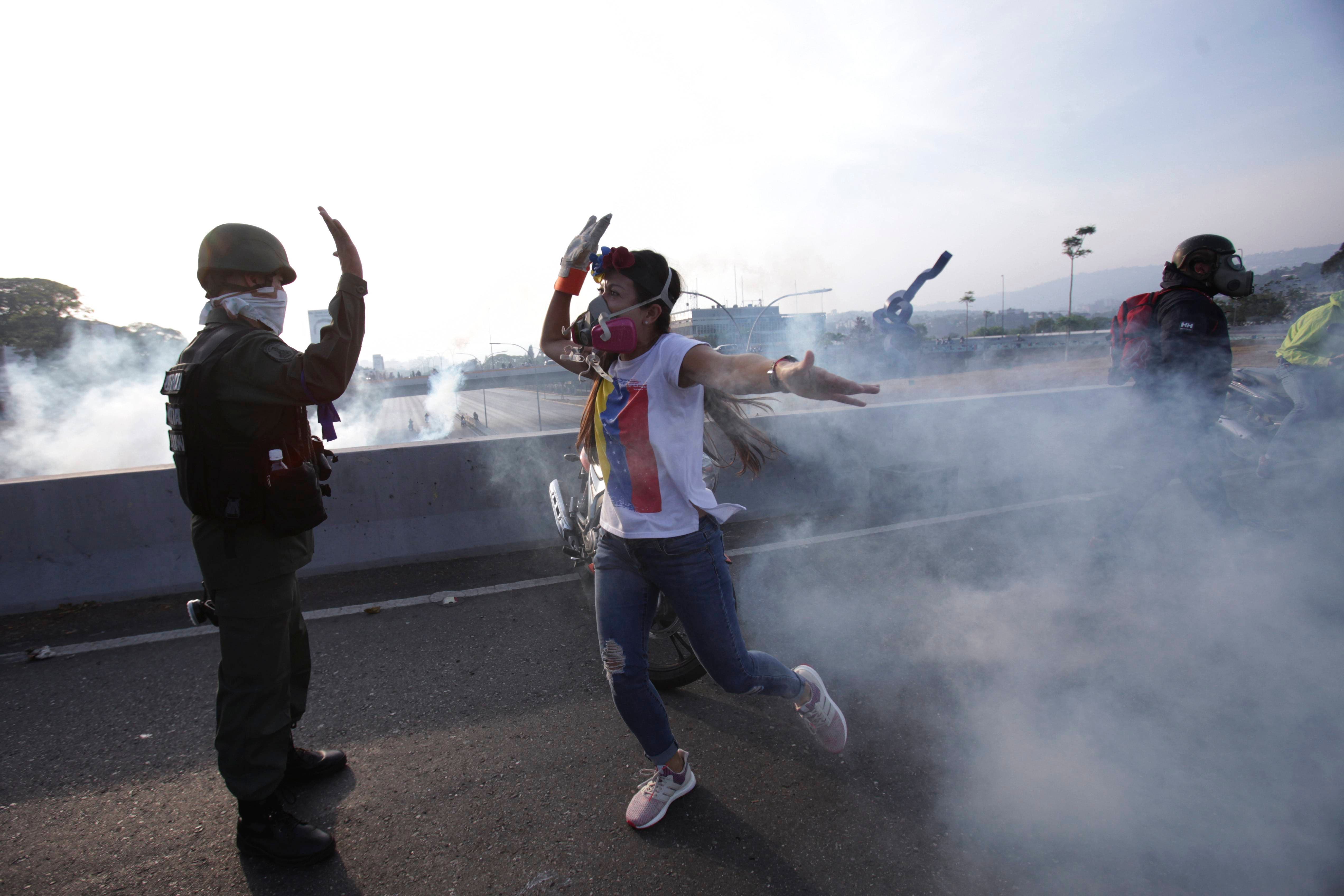 Video: Lanzan bombas lacrimógenas contra Juan Guaidó y militares que les respaldan
