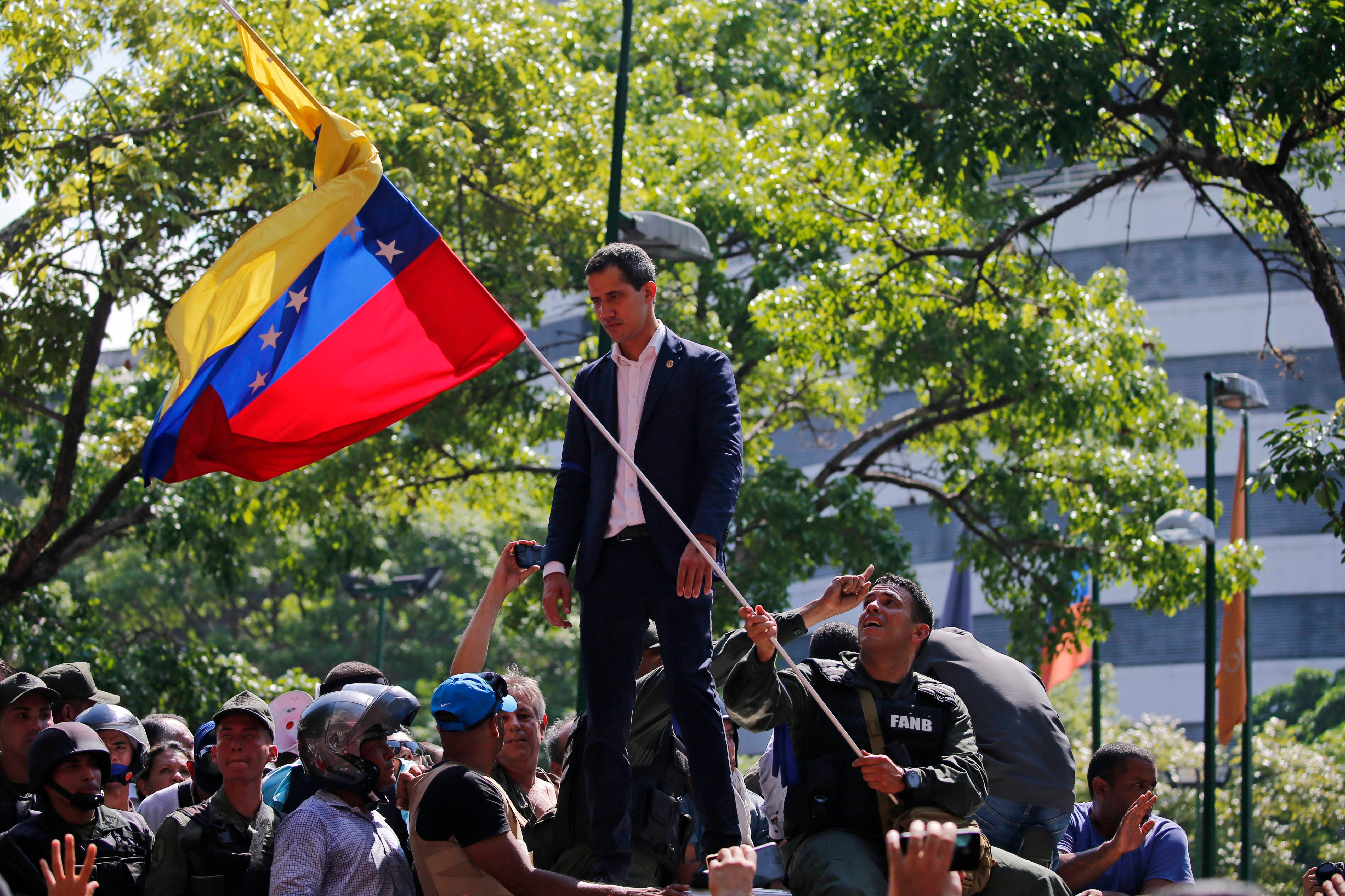 Ministro de Defensa de Venezuela:  “una parte del alzamiento ha sido derrotado”