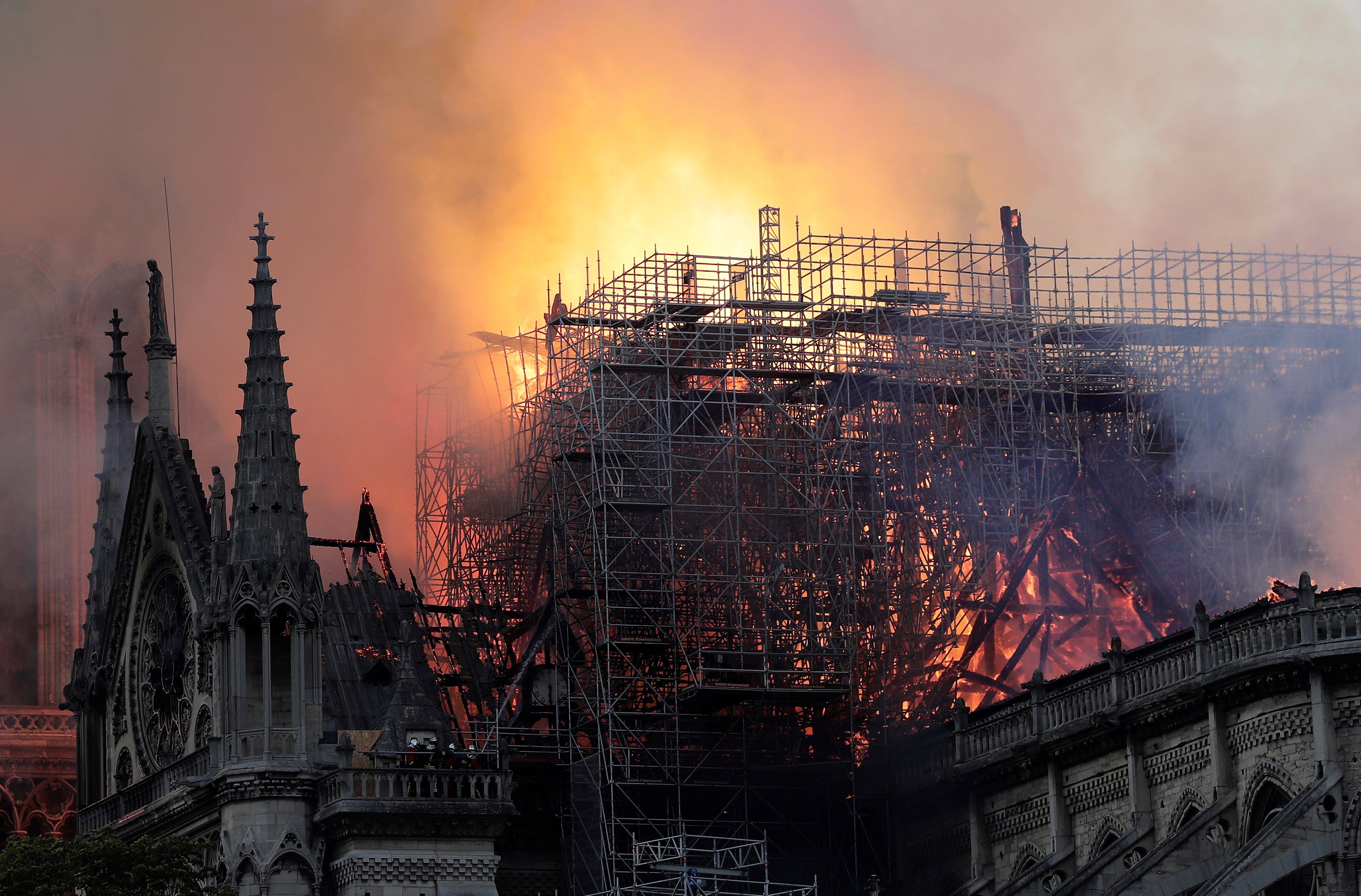 Notre Dame tiene 600 millones de euros prometidos para su  reconstrucción; hay campañas de recolección de fondos