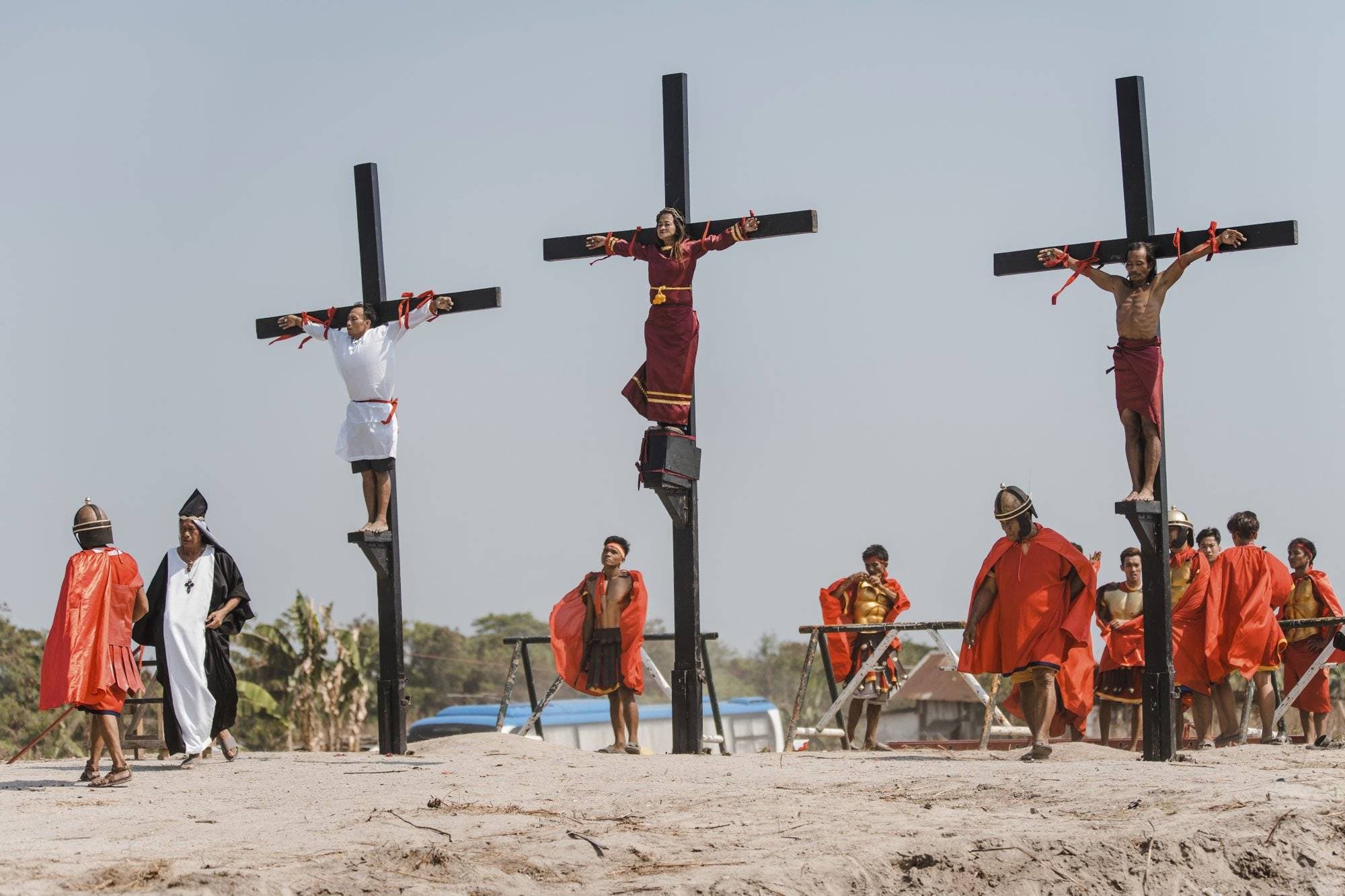 Varios devotos católicos son clavados a cruces de madera en un sangriento ritual de Viernes Santo en Filipinas