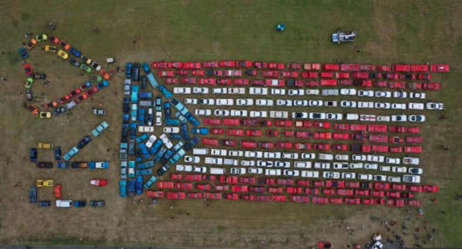 Récord Guinness: La bandera más grande de Puerto Rico del mundo  sobre 250 automóviles