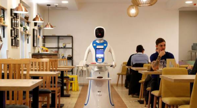 ¿Un camarero robot? En Budapest unos androides sirven los pedidos    