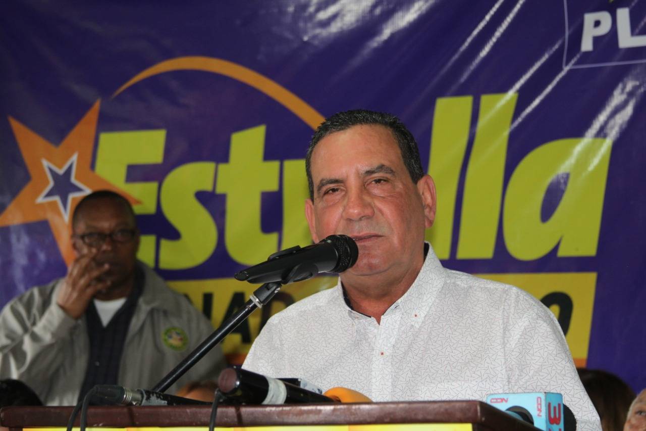 Senador Félix Estrella beneficiará a estudiantes con becas