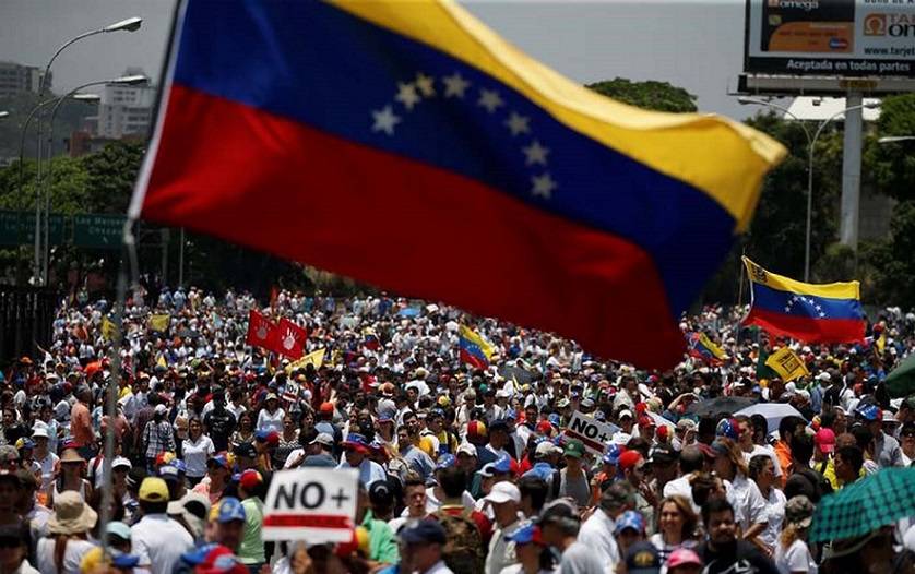 Gobierno y oposición miden fuerzas con marchas en Caracas