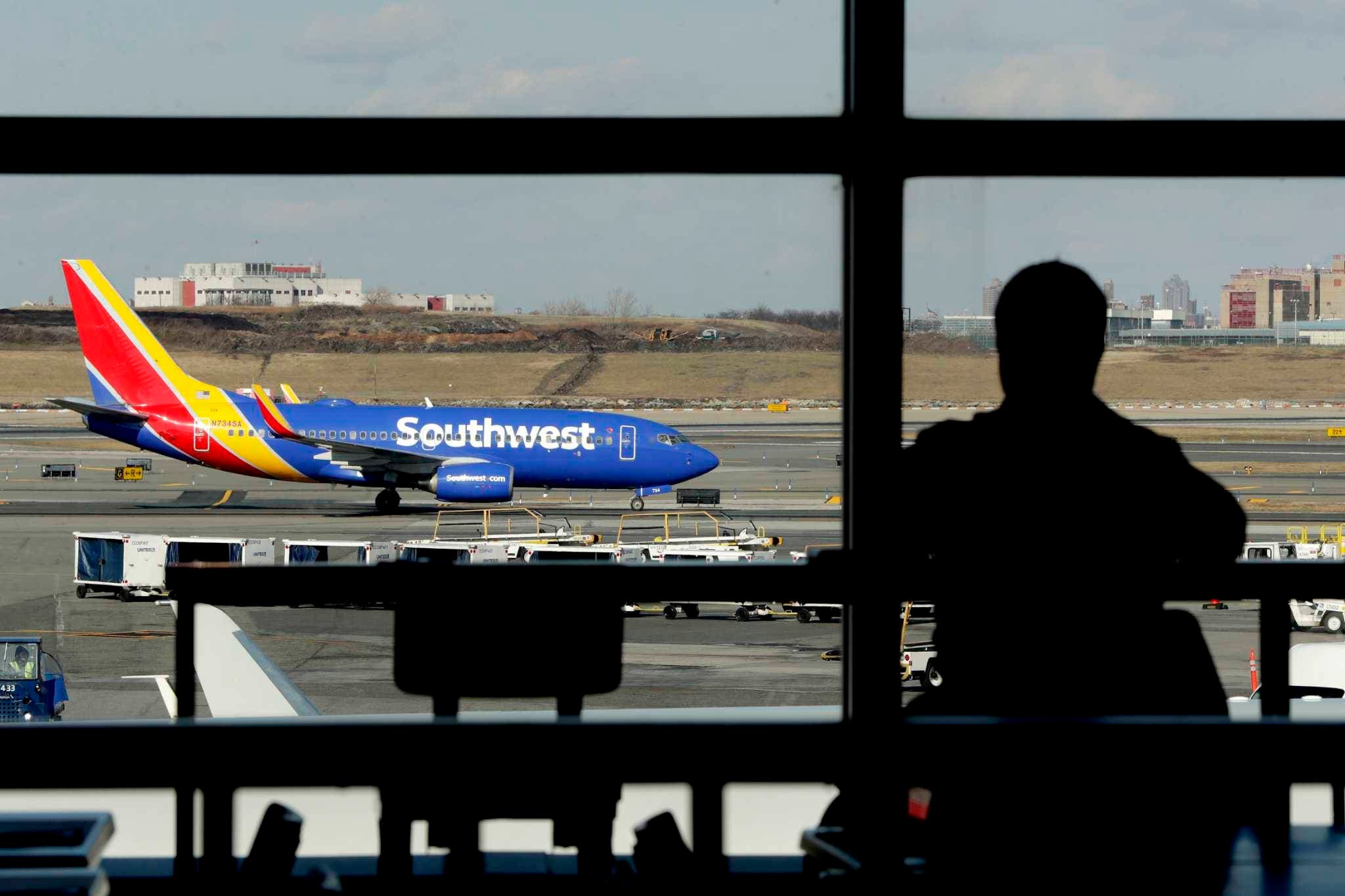 Falla técnica causa retrasos en principales aeropuertos de EE. UU.