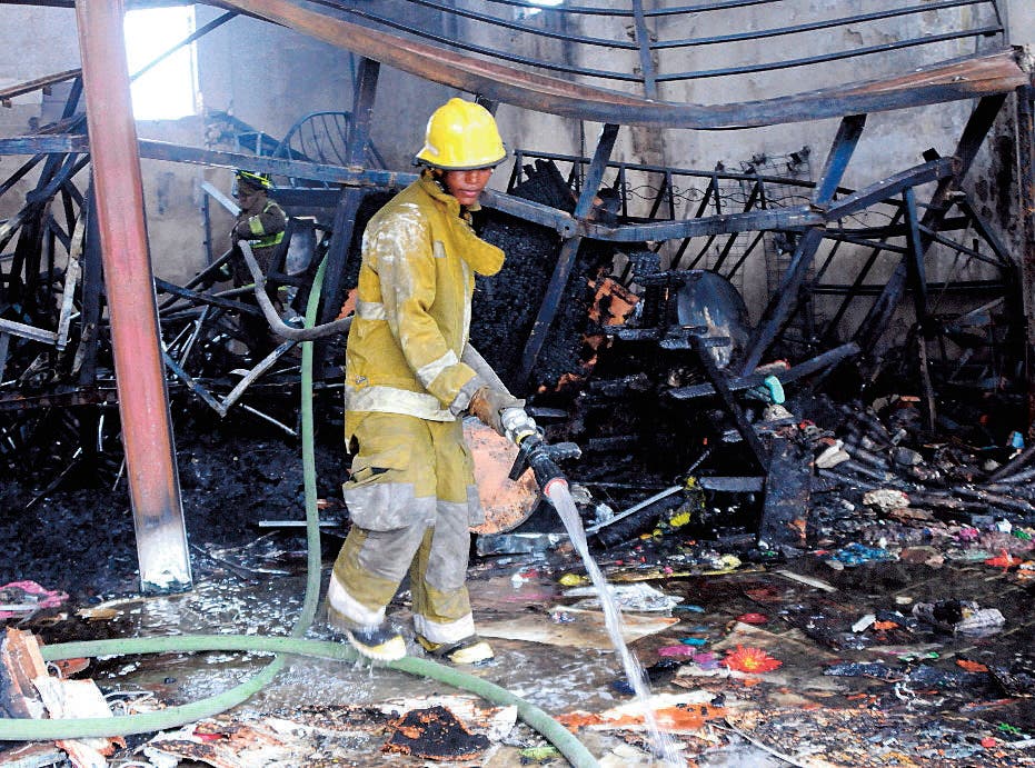 Incendio destruye tienda acorchado  en  la Charles de Gaulle