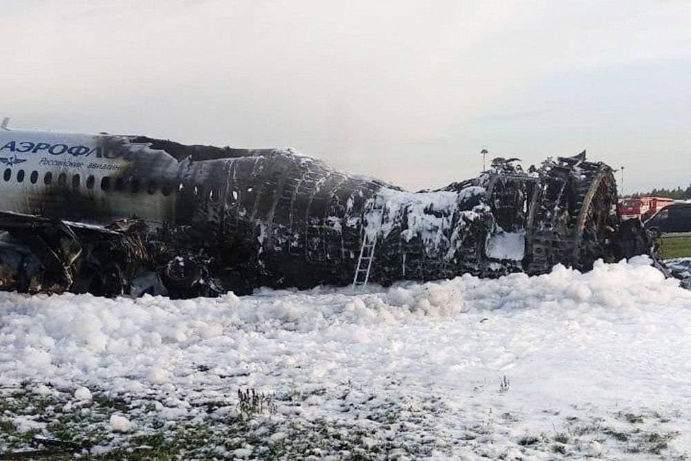 Avión que dejó 41 muerto tras incendiarse en Rusia había sido alcanzado por un rayo