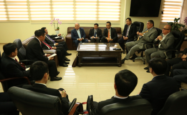 Ministro José Ramón Fadul recibe visita de cortesía de Comisión Vietnamita