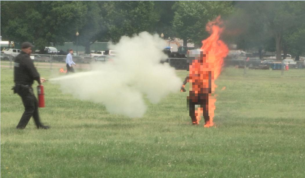 Hombre se prende fuego frente a la Casa Blanca