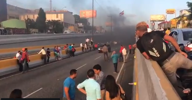 Incendio de vehículo en túnel de Las Américas provoca pánico entre conductores