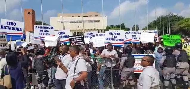 Video: Decenas de personas protestan frente al Congreso Nacional en oposición a reforma de la Constitución