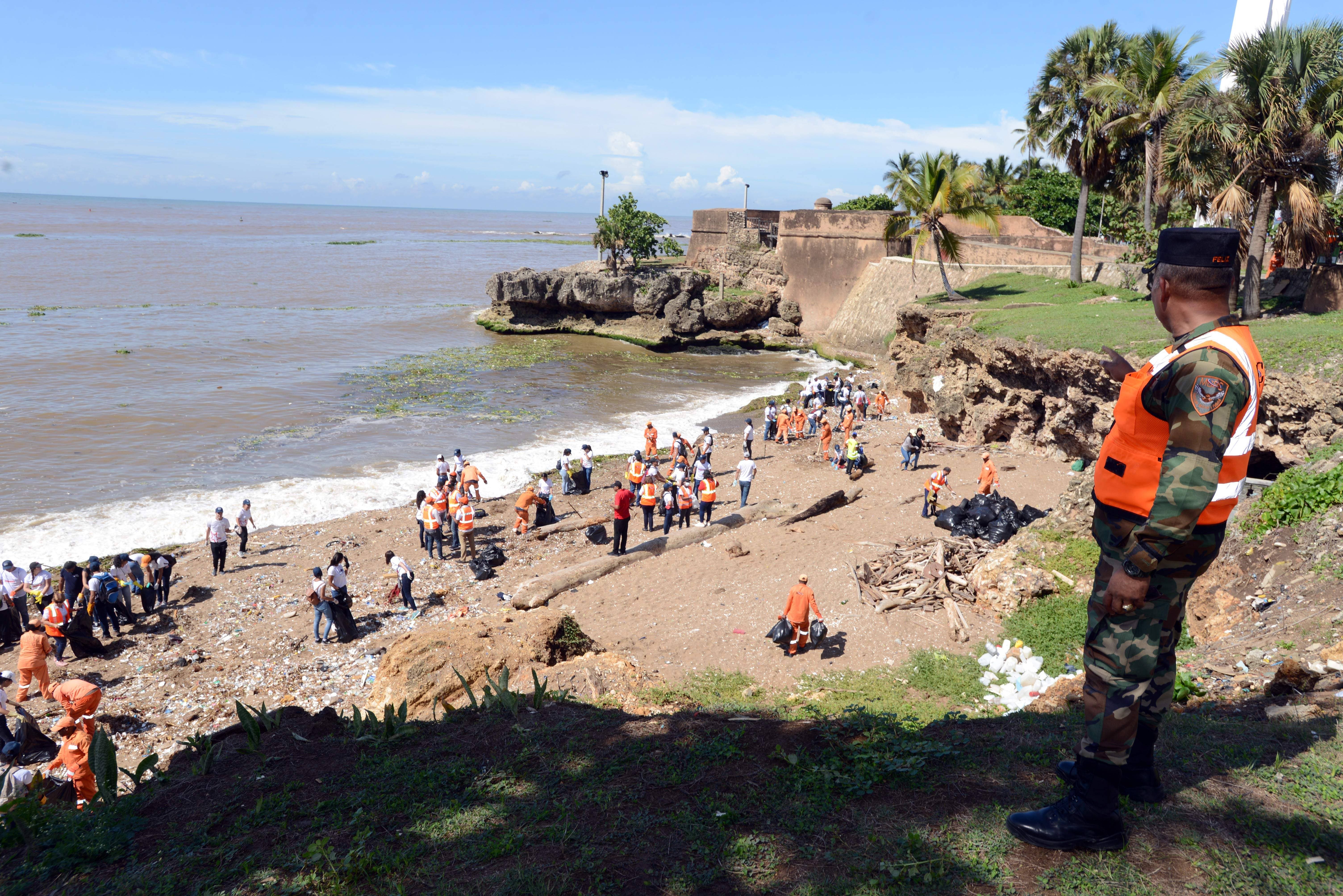 Brigadas del MOPC retiran desechos sólidos en área del Malecón