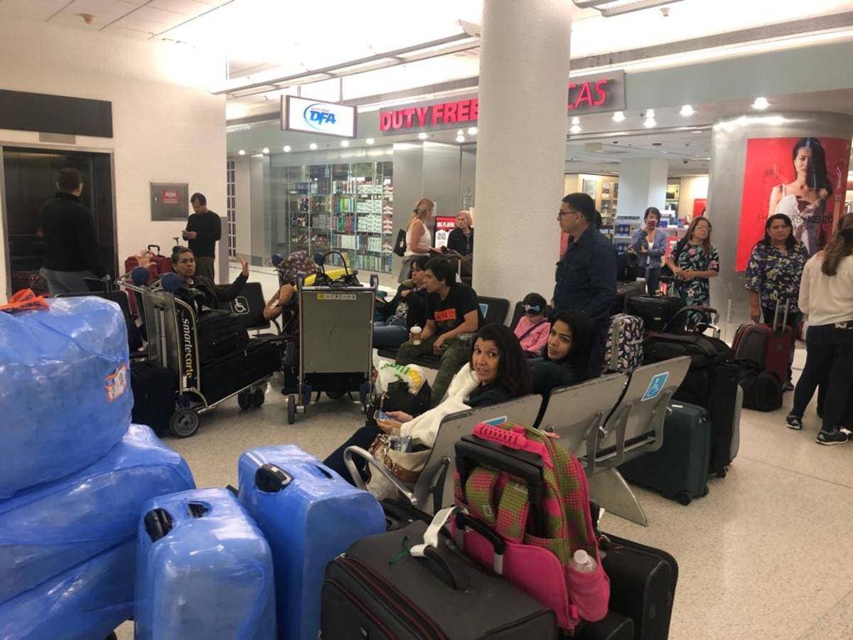 Cientos de pasajeros quedan varados en Miami tras suspensión de vuelos de EE.UU. a Venezuela