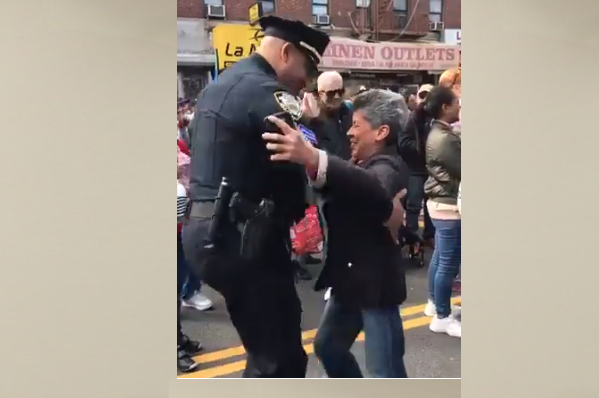 VIDEO ¡Se robaron el show! Un policía de Nueva York y una señora bailan bachata en plena calle