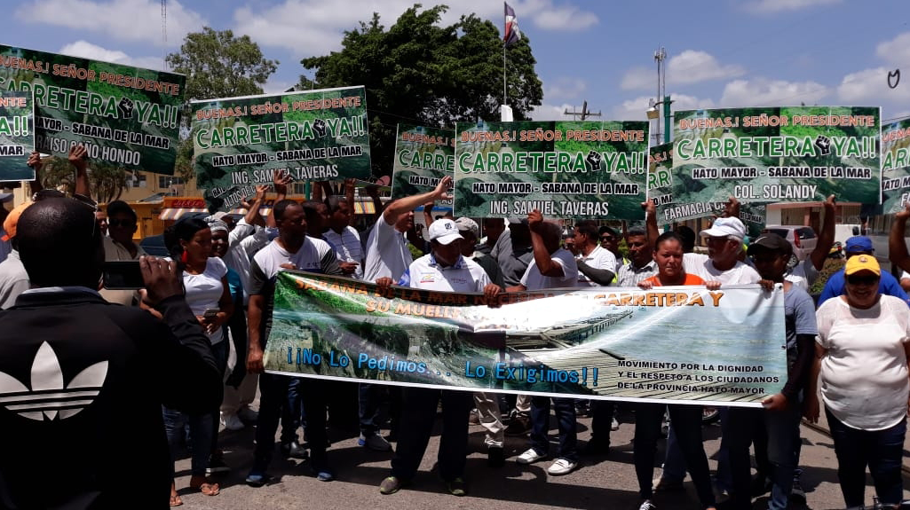 Cientos marchan en Sabana de la Mar por reconstrucción carretera comunica con Hato Mayor