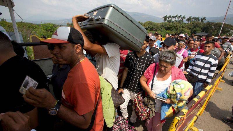 Miles de venezolanos llegan a Brasil para comprar medicinas o pedir refugio