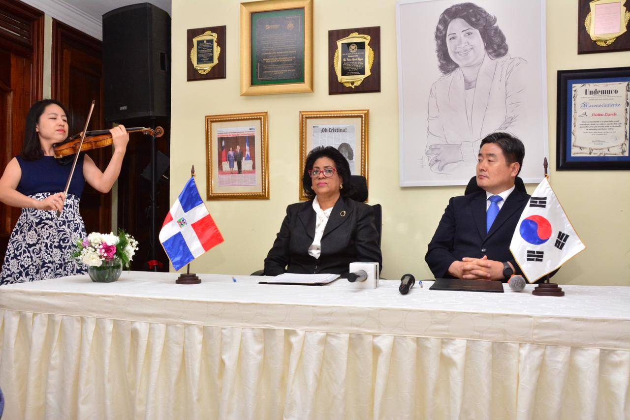 Senadora Cristina Lizardo firma acuerdo para formar jóvenes de escasos recursos