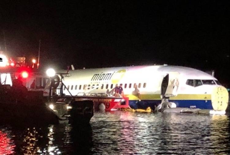 Un avión con 143 pasajeros cae a un río en Florida; no se reportan víctimas graves