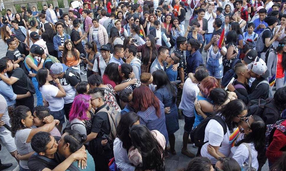 Ciudad de México se inunda de besos para luchar contra la homofobia