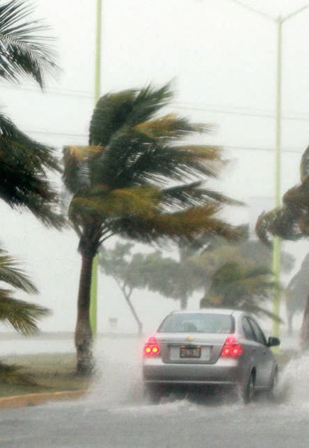 CIUDAD DEL CARMEN, CAMPECHE, 08AGOSTO2012.-  La isla del Carmen se encuentra afectada por las constantes lluvias y los fuertes vientos por la tormenta tropical "Ernesto" que continúa atravesando suelo campechano, avanzando a 24 kilómetros por hora con dirección oeste, por lo que se espera que hoy salga al Golfo de México entre Ciudad del Carmen y Atasta.  FOTO: FRANCISCO BALDERAS /CUARTOSCURO.COM