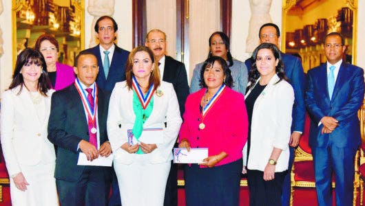 Presidente Medina  entrega  Medalla Mérito a tres maestros