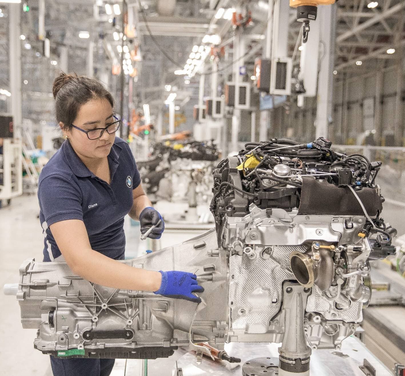 BMW inaugura primera planta en México en medio de amenaza