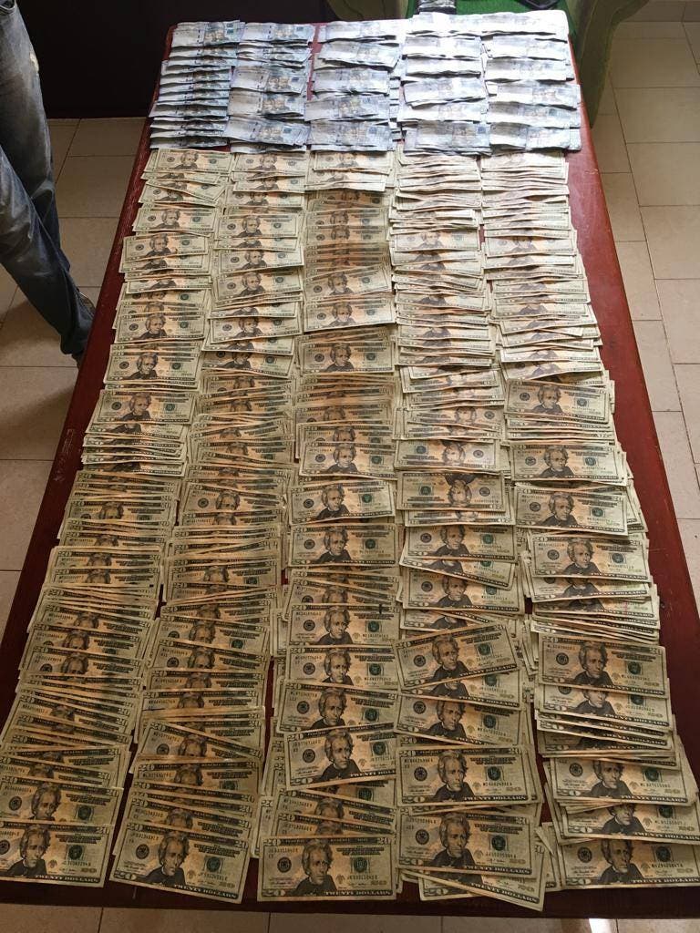 Detienen hombre con un kilo de cocaína, más de 14 mil dólares y unos 400 mil pesos