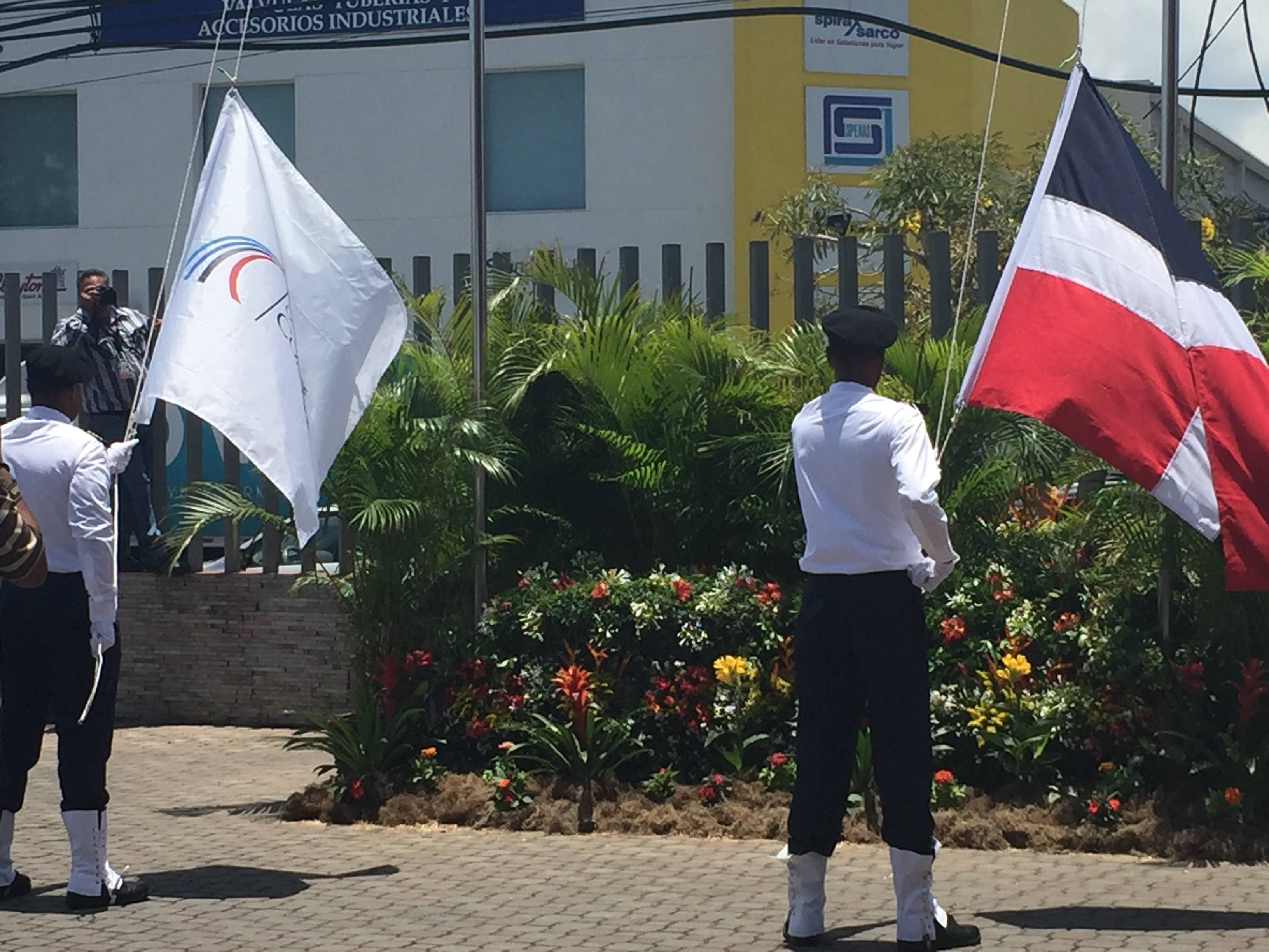 Video: Grupo de Comunicaciones Corripio realiza acto de izamiento de banderas