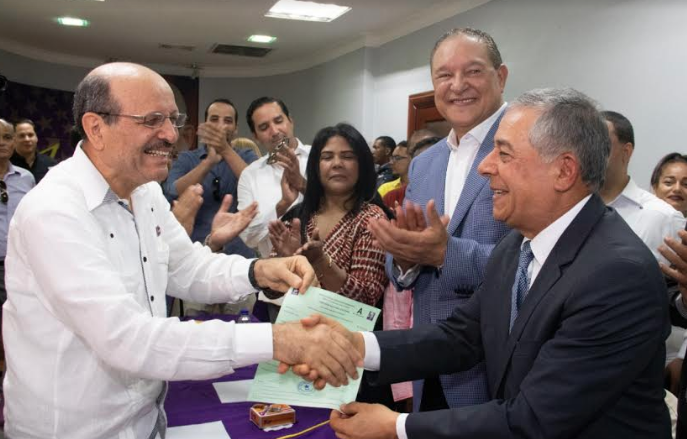 Roberto Salcedo inscribe precandidatura a senador por el Distrito Nacional