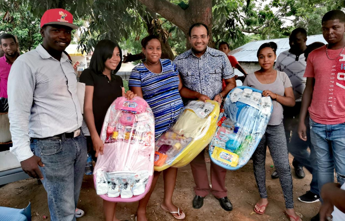 Salvador Holguín entrega canastillas a embarazadas de Dajabón