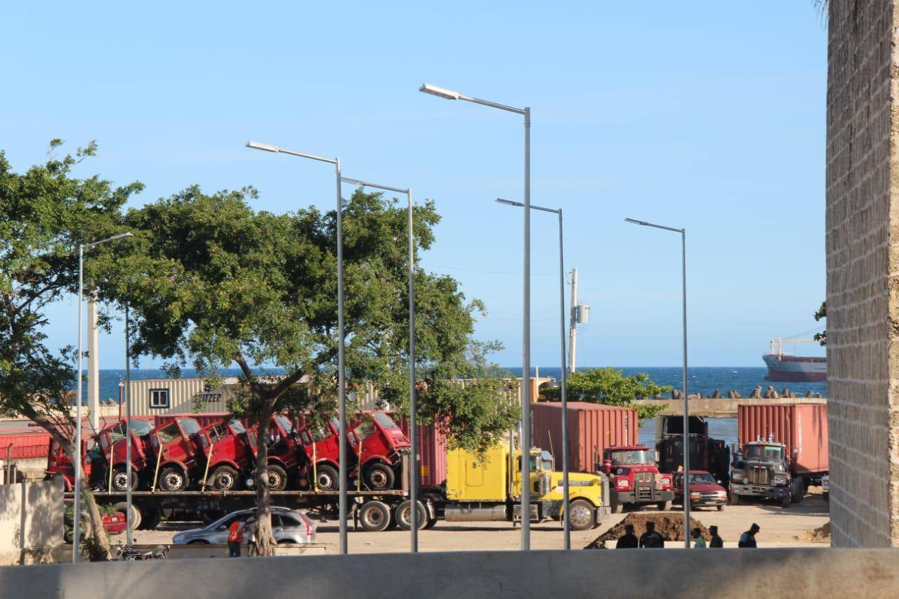Liberan de camiones y furgones parqueo y playa adyacente al monumento Fray Antón de Montesinos