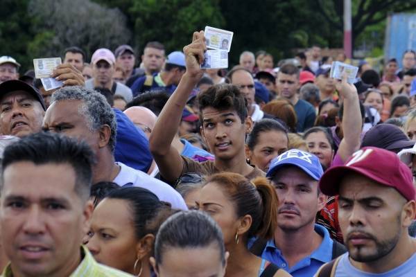 Venezolanos aprovechan la apertura del cruce fronterizo con Colombia para comprar medicinas y alimentos