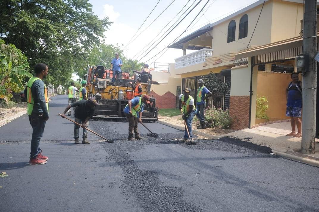 MOPC Y ASDE inician asfaltado de calles en el sector Prado Oriental