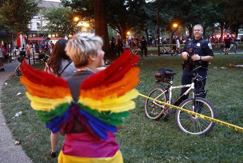 Una falsa alarma sobre disparos provoca escenas de pánico en una marcha del orgullo LGBTQ en Washington