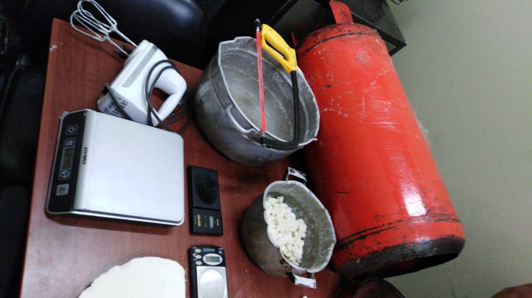 Durante operativo en centro de preparación de crack, las autoridades encontraron droga hasta el tanque de gas y un bulto con 82 mil pesos