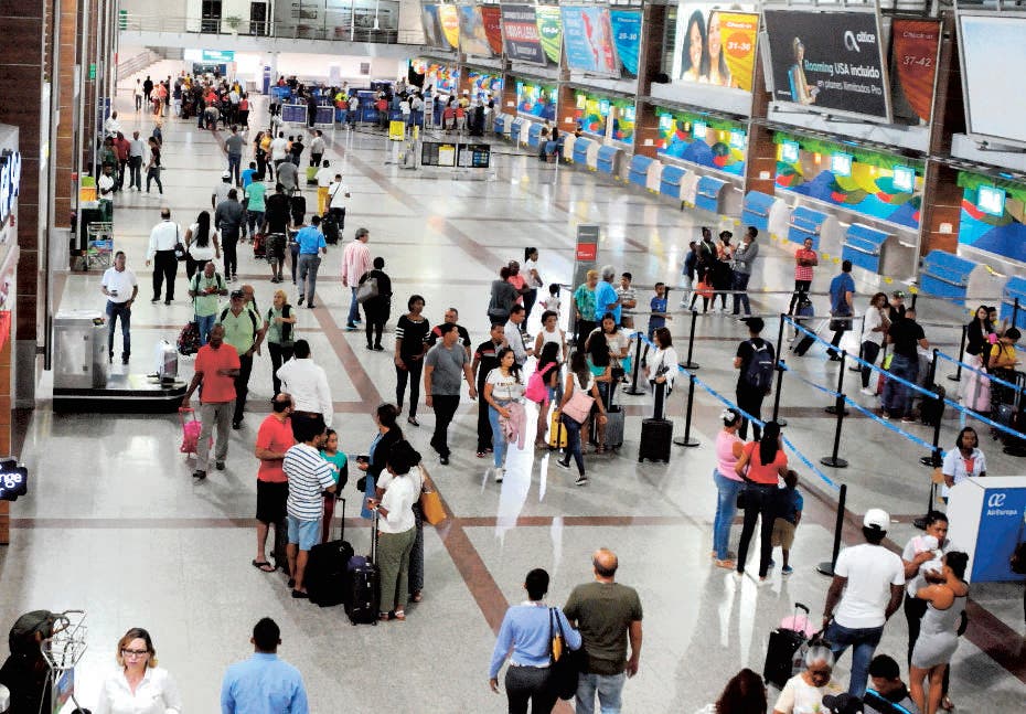 Retrasan salida de vuelo por mas de una hora en el aeropuerto internacional de las americas, al detestar municiones en un equipaje. 5-07-19 Foto: Jose Adames Arias.