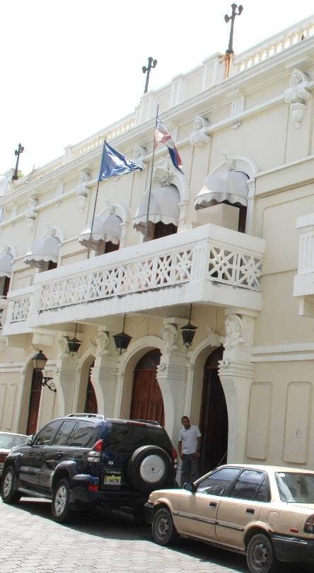 El presidente del CODIA, Ing. Juan Tomás Ramírez, denunció que las mayorías de las instituciones del Estado Dominicano estan entregando obras grado a grado, en violación a la ley.    En foto fachada frontal del CODIA.    El CODIA, zona Colonial, Santo Domingo. El Nacional/ Archivo. 27-6-08.    Juan Faña.