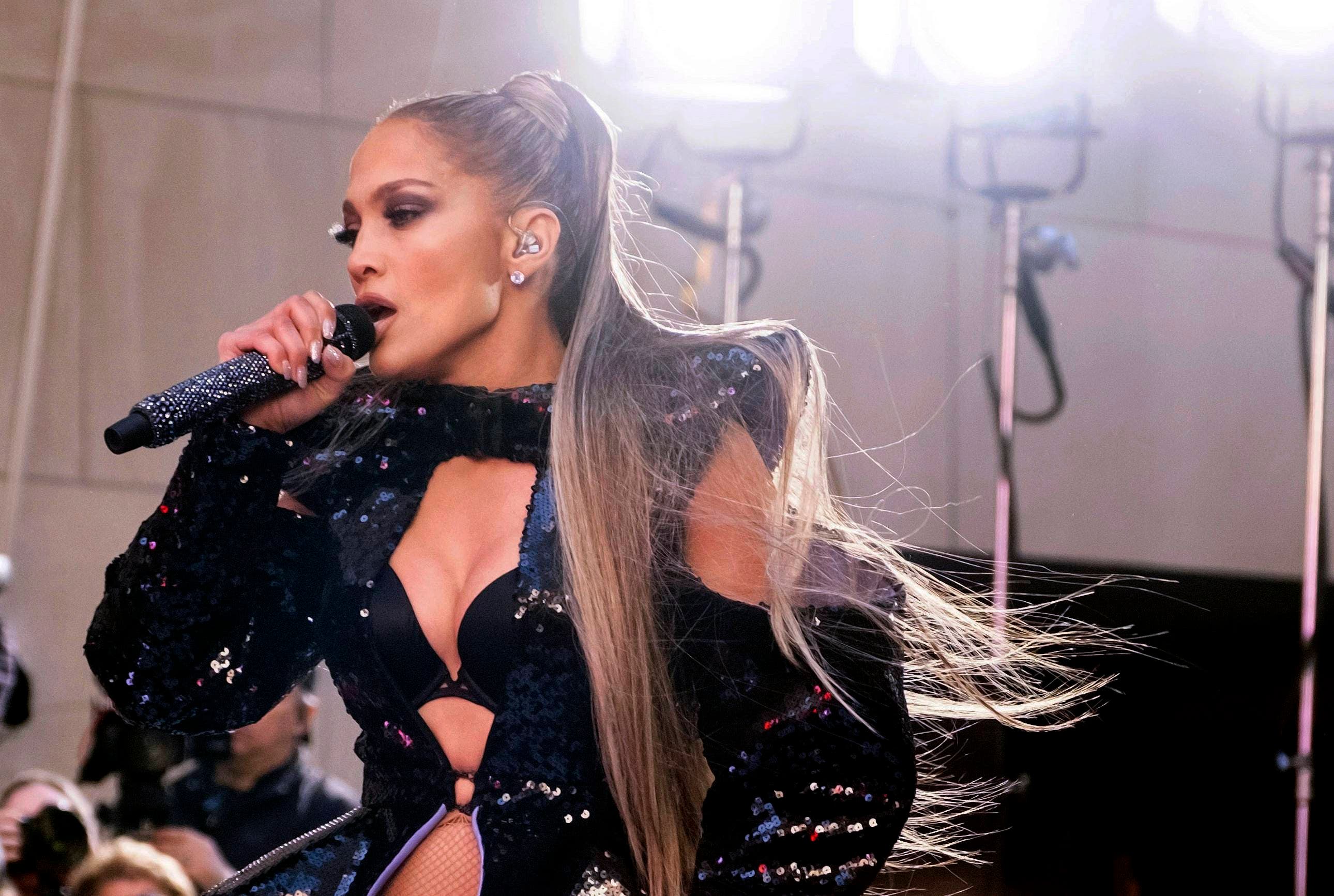Jennifer López reanuda su concierto tras apagón en Nueva York