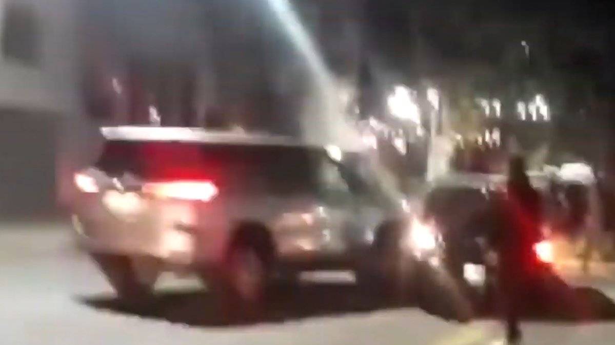 Video: Mujer destroza el BMW de su marido tras encontrarlo con otra