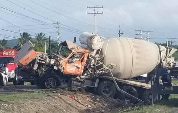 Conductor de camión se accidenta en la autopista Duarte; no se reportan víctima